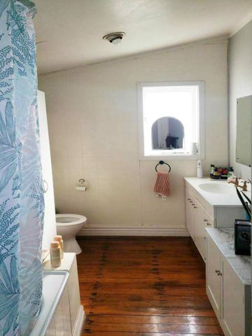 Charming 4 Bedroom Character Home - Photo 3