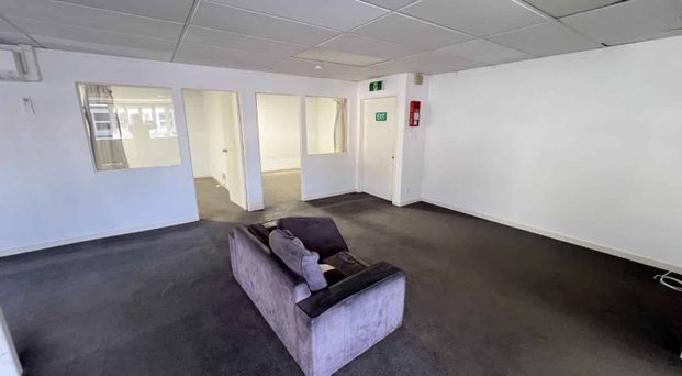 LARGE APARTMENT WITH SPACIOUS LIVING AREAS & BEDROOMS: - Photo 1