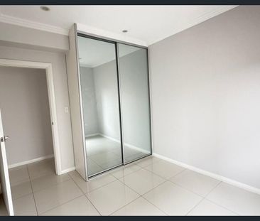 Modern 4-Bedroom, 3-Bathroom Home – Freshly Painted with New Carpets - Photo 6