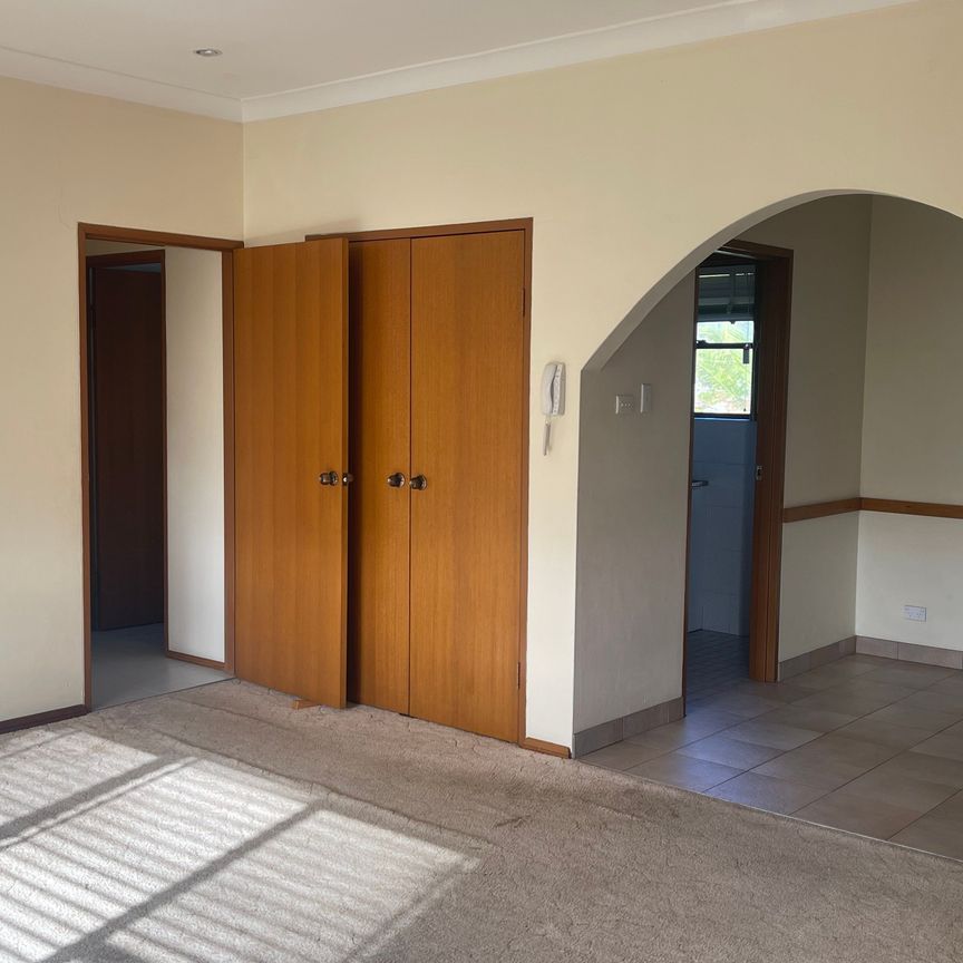 Top-Floor Spacious 2-Bedroom Unit in Prime East Corrimal Location! - Photo 1