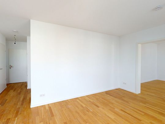 Living in Eastwing: 2-Room-Apartment with Balkon and built-in kitchen - Photo 1