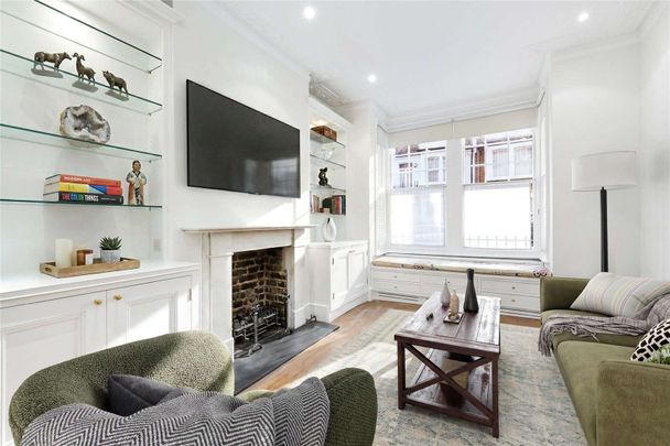 Spacious and very well presented four bedroom family home offering excellent living accommodation in the heart of Parsons Green. This property also benefits from a garden and cellar. - Photo 1
