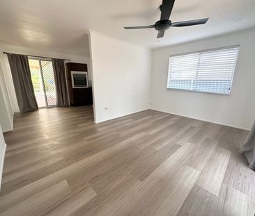 3 bedroom home that is a street back from the water! - Photo 2