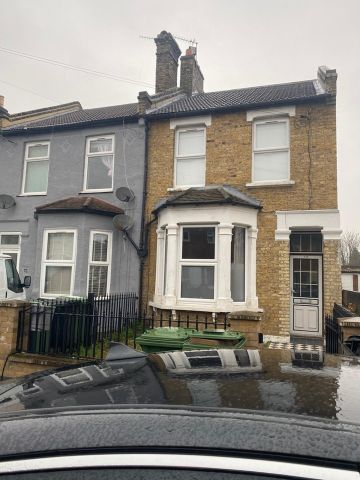 2 Bed Flat, Catford, SE6 - Photo 2