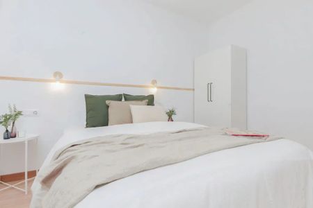 Plaça de Lesseps, Barcelona, Catalonia 08023 - Photo 3