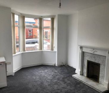 Partly Furnished 2 Bedroom Terrace - Photo 4