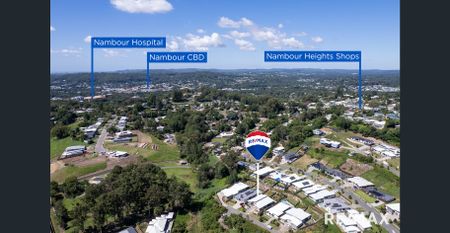 Stylish 3 bedroom duplex with 2 bathrooms and air conditioning in tranquil Tulipwood Estate. - Photo 3