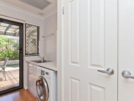 2/212 Salvado Road, Wembley - Photo 2
