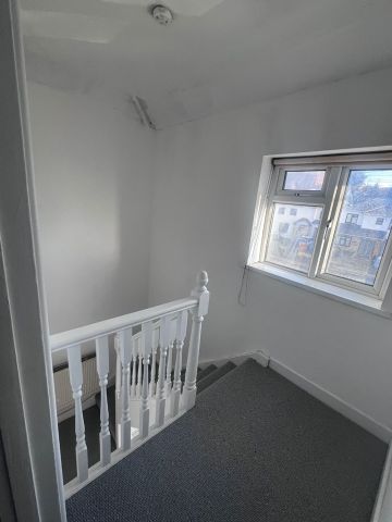 5 Bed Semi-Detached House, Duke Road, IG6 - Photo 4