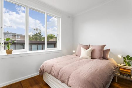 Light-Filled Top-Floor Retreat in a Prime Lifestyle Location - Photo 5