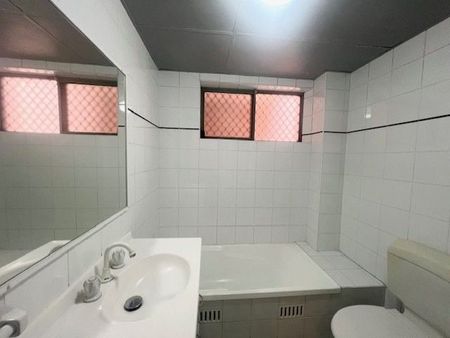 Spacious 2 Bedroom Unit in Security Complex! - Photo 5