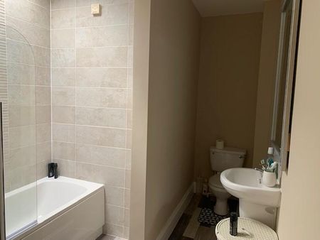 1 bedroom in a house share to rent - Photo 4