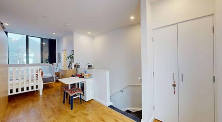 Stylish and Sunny - Photo 5