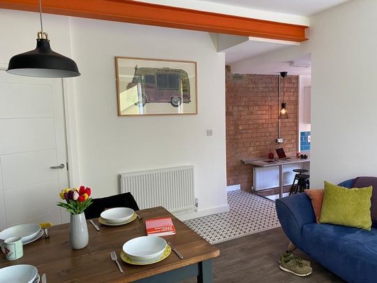 8 bedroom house to rent - Photo 1