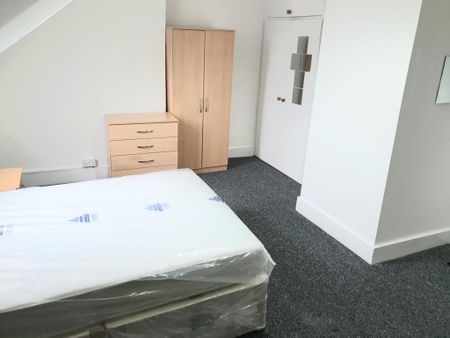 8 bedroom house of multiple occupation to rent - Photo 4