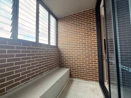 Furnished Designer Studio | Ground Floor | Next to Transport Hub | Available NOW!!! - Photo 2