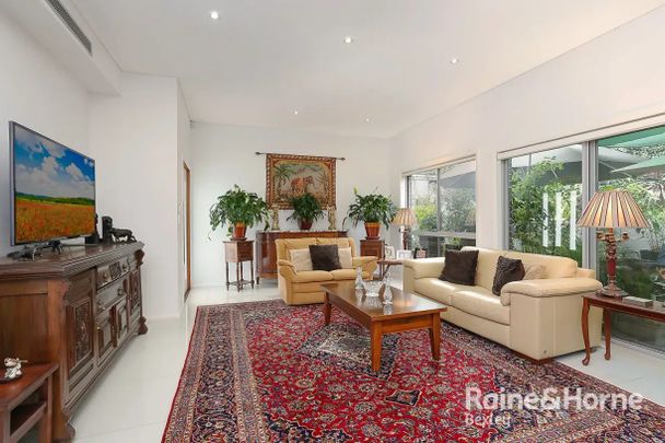 Stylish Inner-West Townhouse in Heart of Canterbury - Photo 1