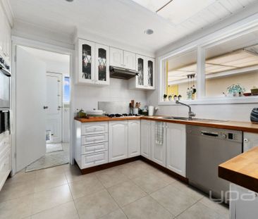 4 BEDROOM FAMILY HOME WITH MULTIPLE LIVING AREAS - Photo 4