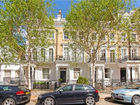 A fantastically located studio flat with shared bathroom facilities. The property has it's own kitchenette. - Photo 5