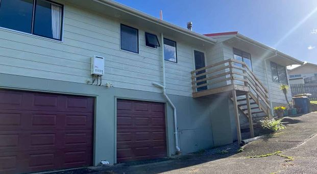 Sunny & Spacious 3-Bedroom house + double garage - Photo 1