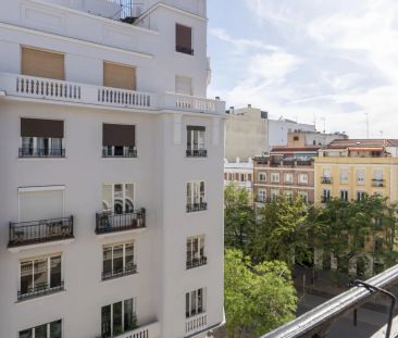 Room in a shared 5-bedroom apartment for rent in Ríos Rosas, perfect for female professionals and students - Photo 3