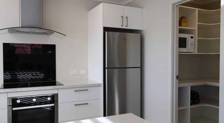 Fully Furnished 3-Bedroom Standalone Townhouse in Central Mosgiel - Photo 2