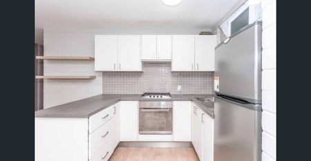 Bright, Modern Ground Floor Unit - Photo 2