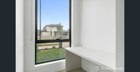 Modern Family Living with Style and Space - Photo 3