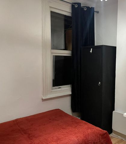 1 bedroom in a flat share to rent - Photo 3