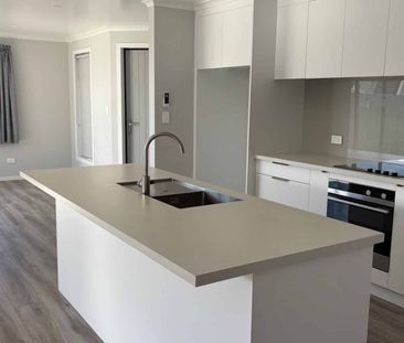 Modern Three Bedroom Home Close to Town - Photo 4