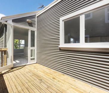 Redecorated Thorndon Townhouse - Photo 4