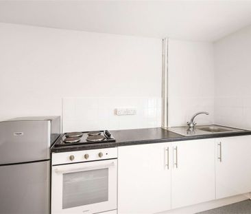 A fantastically located studio flat with shared bathroom facilities. - Photo 2