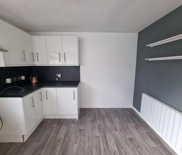 2 bedroom semi-detached house to rent - Photo 3