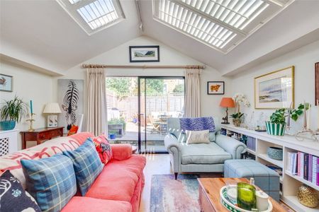 A beautifully presented two bedroom ground floor garden flat ideally located between Fulham Palace Road and Munster Village. EPC rating D. - Photo 2