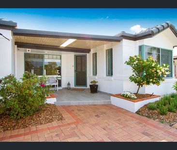 4 Spacious Bedrooms house with Parent/Kids Retreats Area at Monterey Keys - Photo 6