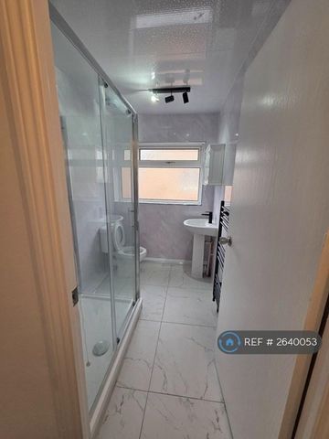 2 bedroom semi-detached house to rent - Photo 5