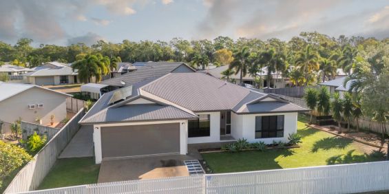Cool Coastal Comfort on Coolaree Drive! - Photo 3
