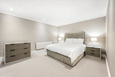 3 bedroom flat in Mayfair - Photo 3