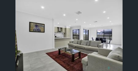 Charming Family Home in a Convenient Thornhill Park Location! - Photo 3