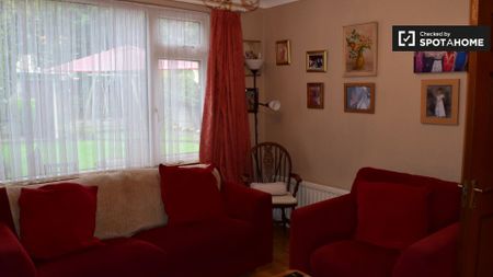 Sunny room in 4-bedroom apartment in Firhouse, Dublin - Photo 3