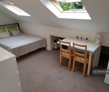 1 bedroom in a house share to rent - Photo 1