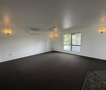 Family home with a big shed! - Photo 5