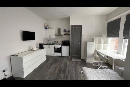 Studio Flat, Putney Bridge Road, SW15 - Photo 2