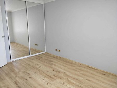 Spacious Three Bedroom Townhouse - Photo 2