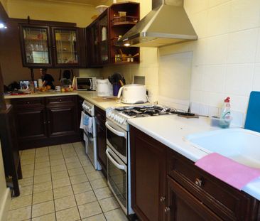 Three bedroom house close to ilford station - 2500 pcm - Photo 6