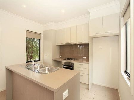 Stylish Street Frontage Townhouse! - Photo 5