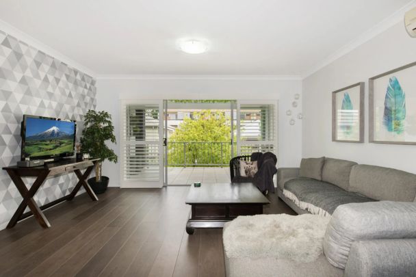 Stylish Top-Floor Unit in Prime Location -2 bedroom 2 bath! - Photo 1