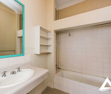 Large Character Apartment - 1 x 1 with Extra Study Space - Photo 5