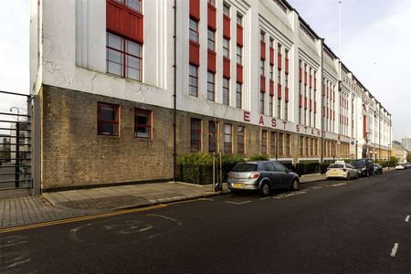 Third Floor one bed flat, with courtyard view, set in the prestigious Highbury Stadium Square Development. - Photo 4