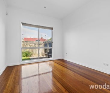 PRECIOUS GEM WITH A COURTYARD - Photo 6